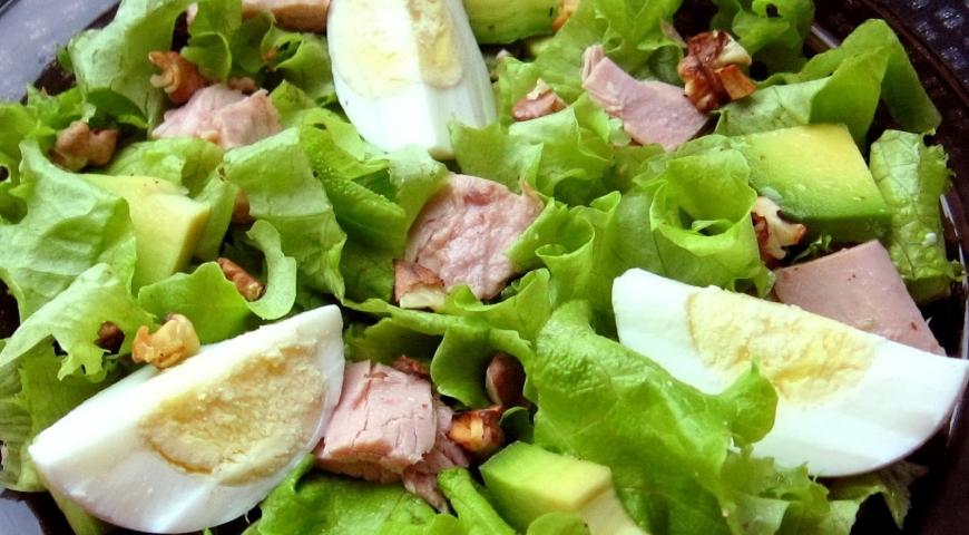 Зеленый салат с тунцом