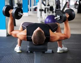 Жим гантелей лежа: основные варианты