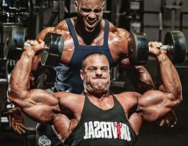 Жим Арнольда - упражнение для дельтовидных мышц