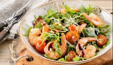 Салат с морепродуктами и р...