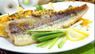 Минтай с овощами в томатно...