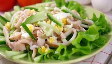 Салат с кальмарами